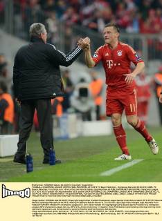 FUSSBALL CHAMPIONS LEAGUE VIERTELFINAL RÜCKSPIEL 2011 2012 FC Bayern München - Olympique Marseille 03.04.2012 JUBEL FC Bayern München; Torschütze zum 1-0 Ivica Olic (re) klatscht trainer Jupp Heynckes ab 