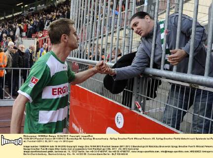 10.04.2012 Fussball Saison 2011 2012 2. Bundesliga 30. Spieltag: Braunschweig - SpVgg Greuther Fürth Milorad Pekovic (13, SpVgg Greuther Fürth) klatscht nach Spielende bei Fans ab