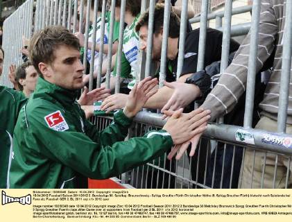 10.04.2012 Fussball Saison 2011 2012 2. Bundesliga 30. Spieltag: Braunschweig - SpVgg Greuther Fürth Christopher Nöthe (9, SpVgg Greuther Fürth) klatscht nach Spielende bei Fans ab