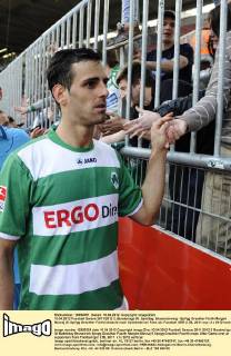 10.04.2012 Fussball Saison 2011 2012 2. Bundesliga 30. Spieltag: Braunschweig - SpVgg Greuther Fürth Mergim Mavraj (5, SpVgg Greuther Fürth) klatscht nach Spielende bei Fans ab