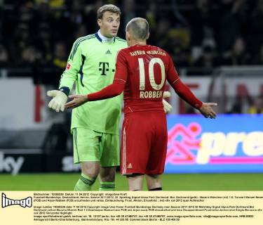 Fussball-Bundesliga, Deutschland, Herren, Saison 2011 2012, 30. Spieltag, Signal Iduna Park Dortmund: Bor. Dortmund (gelb) - Bayern München (rot) 1:0; Torwart Manuel Neuer (FCB) und Arjen Robben (FCB) unzufrieden und ratlos. Enttäuschung, Frust, Aktion, Einzelbild.