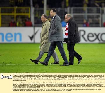 11.04.2012, Fussball 1.Bundesliga Saison 2011 2012, 30.Spieltag, Borussia Dortmund - FC Bayern München, im Signal-Iduna-Park Stadion Dortmund. Nach dem Spiel laufen die Bayern-Verantwortlichen unter Pfiffen der Dortmunder Fans über den Rasen. v.li: Vorstandsvorsitzender Karl-Heinz Rummenigge (München), Andreas Jung (Bayern München), Präsident Uli Hoeneß (München, Höness, Höneß, Hoeness, Hoeneß).