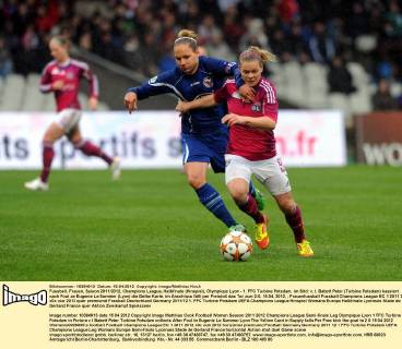Fussball, Frauen, Saison 2011 2012, Champions League, Halbfinale (Hinspiel), Olympique Lyon - 1. FFC Turbine Potsdam, im Bild: v. l. Babett Peter (Turbine Potsdam) kassiert nach Foul an Eugenie Le Sommer (Lyon) die Gelbe Karte, im Anschluss fällt per Freistoß das Tor zum 2:0, 15.04. 2012,