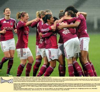Fussball, Frauen, Saison 2011 2012, Champions League, Halbfinale (Hinspiel), Olympique Lyon - 1. FFC Turbine Potsdam, im Bild: Lyon bejubelt das Tor zum 2:0, 15.04. 2012,