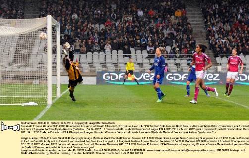 Fussball, Frauen, Saison 2011 2012, Champions League, Halbfinale (Hinspiel), Olympique Lyon - 1. FFC Turbine Potsdam, im Bild: Camille Abily (nicht im Bild, Lyon) erzielt per Freistoß das Tor zum 2:0 gegen Torfrau Alyssa Naeher (Potsdam), 15.04. 2012,