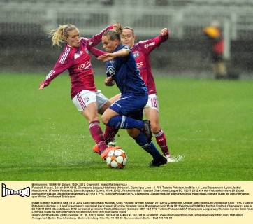 Fussball, Frauen, Saison 2011 2012, Champions League, Halbfinale (Hinspiel), Olympique Lyon - 1. FFC Turbine Potsdam, im Bild: v. l. Lara Dickenmann (Lyon), Isabel Kerschowski (Turbine Potsdam), Sonia Bompastor (Lyon), 15.04. 2012,