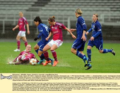 Fussball, Frauen, Saison 2011 2012, Champions League, Halbfinale (Hinspiel), Olympique Lyon - 1. FFC Turbine Potsdam, im Bild: v. l. Amandine Henry (Lyon), Yuki Nagasato (Turbine Potsdam), Camille Abily (Lyon), Viola Odebrecht (Turbine Potsdam), Stefanie Draws (Turbine Potsdam), 15.04. 2012,