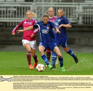 Fussball, Frauen, Saison 2011 2012, Champions League, Halbfinale (Hinspiel), Olympique Lyon - 1. FFC Turbine Potsdam, im Bild: v. l. Lara Dickenmann (Lyon), Bianca Schmidt (Turbine Potsdam), Isabel Kerschowski (Turbine Potsdam), 15.04. 2012,