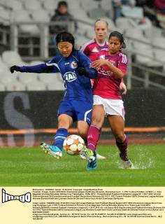 Fussball, Frauen, Saison 2011 2012, Champions League, Halbfinale (Hinspiel), Olympique Lyon - 1. FFC Turbine Potsdam, im Bild: v. l. Yuki Nagasato (Turbine Potsdam), Shirley Cruz Trana (Lyon), 15.04. 2012,