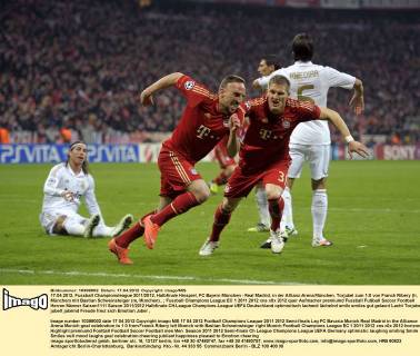 17.04.2012, Fussball Championsleague 2011 2012, Halbfinale Hinspiel, FC Bayern München - Real Madrid, in der Allianz-Arena München. Torjubel zum 1:0 von Franck Ribery (li, München) mit Bastian Schweinsteiger (re, München)..