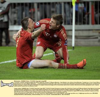 17.04.2012, Fussball Championsleague 2011 2012, Halbfinale Hinspiel, FC Bayern München - Real Madrid, in der Allianz-Arena München. Torjubel zum 1:0 von Franck Ribery (li, München) mit Toni Kroos (Bayern München)...