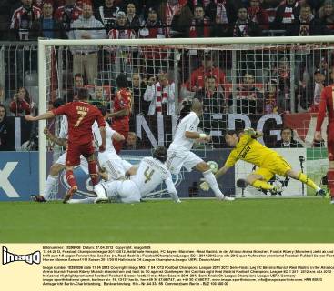17.04.2012, Fussball Championsleague 2011 2012, Halbfinale Hinspiel, FC Bayern München - Real Madrid, in der Allianz-Arena München. Franck Ribery (München) zieht ab und trifft zum 1:0 gegen Torwart Iker Casillas (re, Real Madrid)