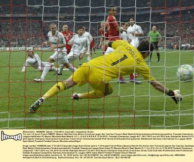 Tor zum 1-0 durch Franck RIBERY (Bayern München,hie),Aktion,Torschuss gegen Iker Casillas,Torwart (Real Madrid),Hintertorkamera,Hintertorperspektive. Fussball Champions League Halbfinale FC Bayern München-Real Madrid. A L L I A N Z A R E N A ,17.04.2012.