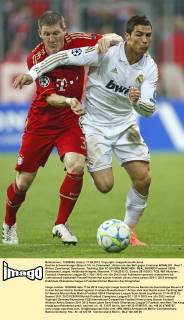 Bastian Schweinsteiger (Bayern 31) im Zweikampf , Aktion um den Ball gegen Cristiano RONALDO , Real 7 Aktion, Zweikampf, Spielszene, Tackling, Ball FC BAYERN MÜNCHEN - REAL MADRID Fussball UEFA Champions League, Halbfinale Hinspiel, München, 17.04.2012 CL Saison 2011 2012, FCB, RM, München