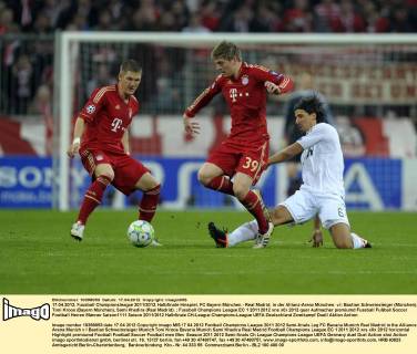 17.04.2012, Fussball Championsleague 2011 2012, Halbfinale Hinspiel, FC Bayern München - Real Madrid, in der Allianz-Arena München. v.l: Bastian Schweinsteiger (München), Toni Kroos (Bayern München), Sami Khedira (Real Madrid).