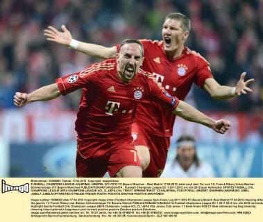 FUSSBALL CHAMPIONS LEAGUE HALBFINAL HINSPIEL 2011 2012 FC Bayern München - Real Madrid 17.04.2012 Jubel nach dem Tor zum 1:0, Franck Ribery hinten Bastian Schweinsteiger (FC Bayern München) 