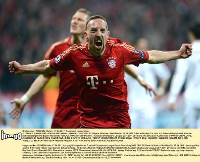 FUSSBALL CHAMPIONS LEAGUE HALBFINAL HINSPIEL 2011 2012 FC Bayern München -Real Madrid 17.04.2012 Jubel nach dem Tor zum 1:0, Franck Ribery hinten Bastian Schweinsteiger (FC Bayern München) 