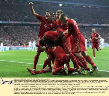 FUSSBALL CHAMPIONS LEAGUE HALBFINAL HINSPIEL 2011 2012 FC Bayern München -Real Madrid 17.04.2012 Jubel nach dem Tor zum 1:0, Franck Ribery , Mario Gomez , Holger Badstuber , Arjen Robben(li, FC Bayern München) 