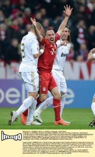 FUSSBALL CHAMPIONS LEAGUE HALBFINAL HINSPIEL 2011 2012 FC Bayern München -Real Madrid 17.04.2012 Pepe (li, Real Madrid) gegen Franck Ribery (FC Bayern München) 