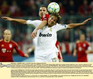 Frank Ribery (Bayern 7) im Kopfballduell, Aktion, mit COENTRAO , Real 15, jump, Kampf, köpfen, köpft den ball, Kopf, kopfball, Kopfstoss, Leder, Lederball, luftkampf, mit Ball, Spielgerät, Spielszene, Sprung, Zusammenprall, Aktion, Freisteller, Einzelbild FC BAYERN MÜNCHEN - REAL MADRID Fussball UEFA Champions League, Halbfinale Hinspiel, München, 17.04.2012 CL Saison 2011 2012, FCB, RM