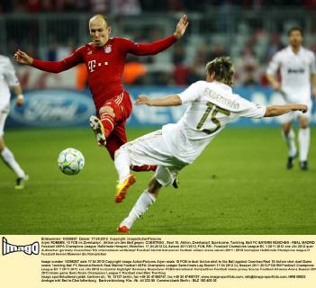 Arjen ROBBEN, 10 FCB im Zweikampf , Aktion um den Ball gegen, COENTRAO , Real 15, Aktion, Zweikampf, Spielszene, Tackling, Ball FC BAYERN MÜNCHEN - REAL MADRID Fussball UEFA Champions League, Halbfinale Hinspiel, München, 17.04.2012 CL Saison 2011 2012, FCB, RM