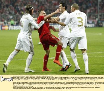 Frank Ribery (Bayern 7) reden, diskutieren, streiten, unterhalten, Aktion, PEPE , Real 3, FC BAYERN MÜNCHEN - REAL MADRID Fussball UEFA Champions League, Halbfinale Hinspiel, München, 17.04.2012 CL Saison 2011 2012, FCB, RM
