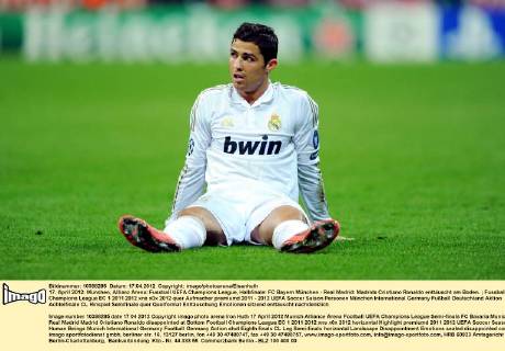 17. April 2012: München, Allianz Arena: Fussball UEFA Champions League, Halbfinale: FC Bayern München - Real Madrid: Madrids Cristiano Ronaldo enttäuscht am Boden.