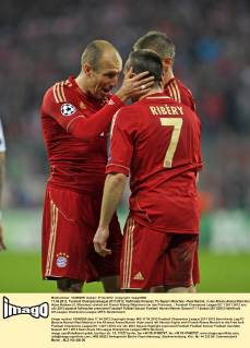 17.04.2012, Fussball Championsleague 2011 2012, Halbfinale Hinspiel, FC Bayern München - Real Madrid, in der Allianz-Arena München. Arjen Robben (li, München) streitet mit Franck Ribery (München) um den Freistoss.