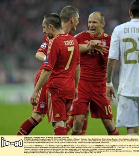 17.04.2012, Fussball Championsleague 2011 2012, Halbfinale Hinspiel, FC Bayern München - Real Madrid, in der Allianz-Arena München. Arjen Robben (re, München) streitet mit Franck Ribery (li, München) um den Freistoss.