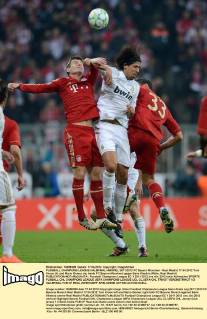 FUSSBALL CHAMPIONS LEAGUE HALBFINAL HINSPIEL 2011 2012 FC Bayern München - Real Madrid 17.04.2012 Toni Kroos (li) und Mario Gomez (re, beide FC Bayern München) gegen Sami Khedira (Mitte, Real Madrid) 