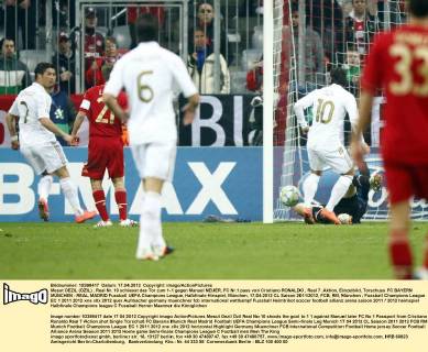 Mesut OEZIL (ÖZIL) , Real Nr. 10 schiesst das Tor zum 1-1 gegen Manuel NEUER, FC Nr.1 pass von Cristiano RONALDO , Real 7 ,Aktion, Einzelbild, Torschuss FC BAYERN MÜNCHEN - REAL MADRID Fussball UEFA Champions League, Halbfinale Hinspiel, München, 17.04.2012 CL Saison 2011 2012, FCB, RM, München