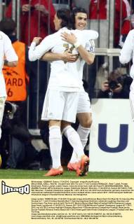 Mesut OEZIL (ÖZIL) , Real Nr. 10 jubelt nach dem Tor zum 1-1 mit Cristiano RONALDO , Real 7 Jubel, Freude, Emotionen, Feiern, Lachen, jubelt, freuen, reisst die Arme hoch, ballt die Faust FC BAYERN MÜNCHEN - REAL MADRID Fussball UEFA Champions League, Halbfinale Hinspiel, München, 17.04.2012 CL Saison 2011 2012, FCB, RM, München