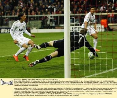 Mesut OEZIL (ÖZIL) , Real Nr. 10 schiesst das Tor zum 1-1 ,Aktion, Einzelbild, Torschuss gegen Manuel NEUER, FC Nr.1, Cristiano RONALDO , Real 7 FC BAYERN MÜNCHEN - REAL MADRID Fussball UEFA Champions League, Halbfinale Hinspiel, München, 17.04.2012 CL Saison 2011 2012, FCB, RM