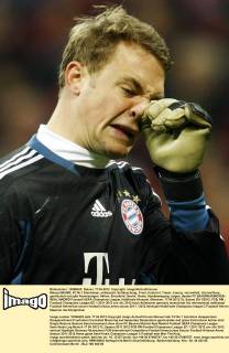 Manuel NEUER, FC Nr.1 Emotionen, enttäuscht, Enttäuschung, Frust, frustriert, Trauer ,traurig, verzweifelt, Verzweiflung , gestikuliert und gibt Anweisungen, Aktion, Einzelbild, Gestik, Geste, Handbewegung, zeigen, deuten FC BAYERN MÜNCHEN - REAL MADRID Fussball UEFA Champions League, Halbfinale Hinspiel, München, 17.04.2012 CL Saison 2011 2012, FCB, RM