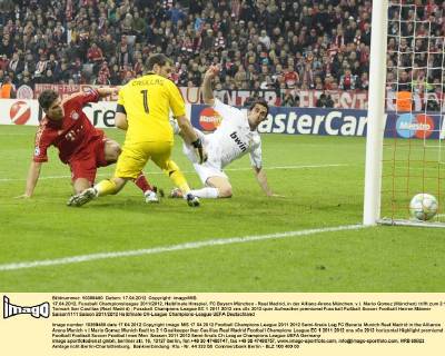 17.04.2012, Fussball Championsleague 2011 2012, Halbfinale Hinspiel, FC Bayern München - Real Madrid, in der Allianz-Arena München. v.l. Mario Gomez (München) trifft zum 2:1. Torwart Iker Casillas (Real Madrid)