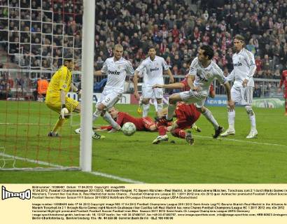 17.04.2012, Fussball Championsleague 2011 2012, Halbfinale Hinspiel, FC Bayern München - Real Madrid, in der Allianz-Arena München. Torschuss zum 2:1 durch Mario Gomez (re, München), Torwart Iker Casillas (li, Real Madrid) hat keine Chance.