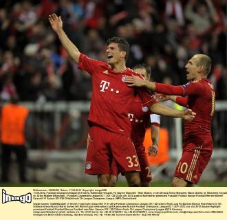 17.04.2012, Fussball Championsleague 2011 2012, Halbfinale Hinspiel, FC Bayern München - Real Madrid, in der Allianz-Arena München. Mario Gomez (li, München) Torjubel. re: Arjen Robben (München).