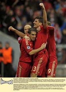 17.04.2012, Fussball Championsleague 2011 2012, Halbfinale Hinspiel, FC Bayern München - Real Madrid, in der Allianz-Arena München. Mario Gomez (mitte, München) Torjubel. li: Philipp Lahm (Bayern München).