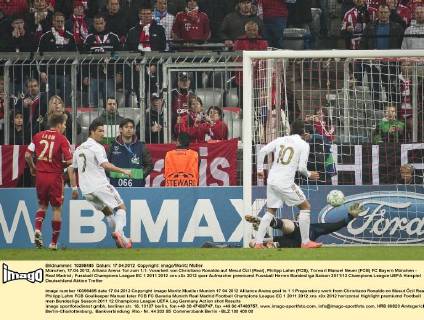 München, 17.04.2012, Allianz Arena Tor zum 1:1: Vorarbeit von Christiano Ronaldo auf Mesut Özil (Real), Philipp Lahm (FCB), Torwart Manuel Neuer (FCB) FC Bayern München - Real Madrid