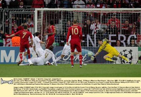 Tor zum 1:0 für München, links der Torschütze Franck Ribery (Bayern), rechts Iker Casillas (Real) . FC Bayern München-Real Madrid . München, GER, 17.04.2012 ,Halbfinale Hinspiel, Fussball Champions League 2011-2012 .