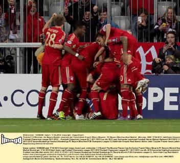 Torjubel 1:0 München, die Bayern-Spieler umarmen den Torschützen Franck Ribery (Bayern) . FC Bayern München-Real Madrid . München, GER, 17.04.2012 ,Halbfinale Hinspiel, Fussball Champions League 2011-2012 .