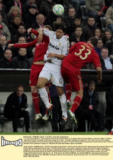 V.li. Toni Kroos (Bayern) , Sami Khedira (Real), Mario Gomez (Bayern). FC Bayern München-Real Madrid . München, GER, 17.04.2012 ,Halbfinale Hinspiel, Fussball Champions League 2011-2012 .