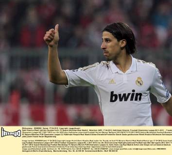 Sami Khedira (Real) hält den Daumen hoch. FC Bayern München-Real Madrid . München, GER, 17.04.2012 ,Halbfinale Hinspiel, Fussball Champions League 2011-2012 .