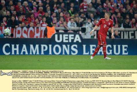 FUSSBALL CHAMPIONS LEAGUE HALBFINAL HINSPIEL 2011 2012 FC Bayern München - Real Madrid 17.04.2012 Bastian Schweinsteiger (FC Bayern München) vor einer CL Werbebande  FUL6170412017