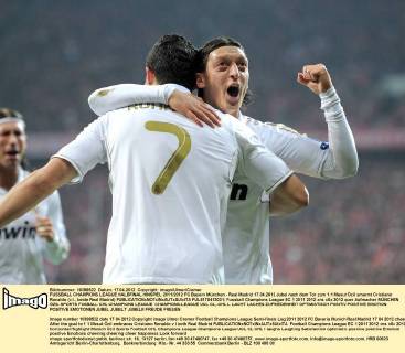 FUSSBALL CHAMPIONS LEAGUE HALBFINAL HINSPIEL 2011 2012 FC Bayern München - Real Madrid 17.04.2012 Jubel nach dem Tor zum 1:1 Mesut Özil umarmt Cristiano Ronaldo (v.l., beide Real Madrid)  FUL6170412031