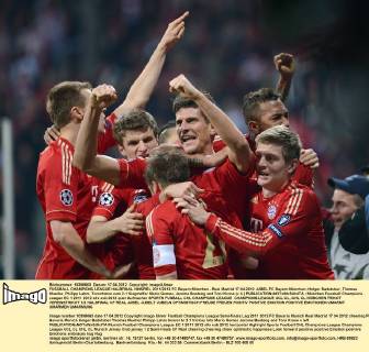 FUSSBALL CHAMPIONS LEAGUE HALBFINAL HINSPIEL 2011 2012 FC Bayern München - Real Madrid 17.04.2012 JUBEL FC Bayern München; Holger Badstuber, Thomas Mueller, Philipp Lahm, Torschütze zum 2-1 Siegtreffer Mario Gomez, Jerome Boateng und Toni Kroos (v.li.) 