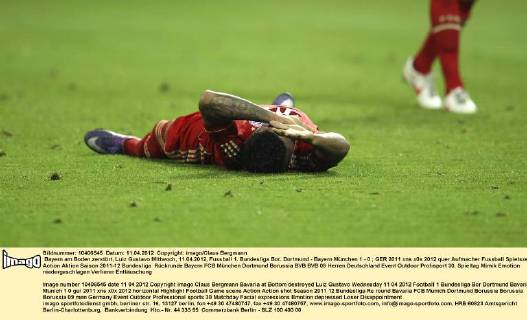 Bayern am Boden zerstört, Luiz Gustavo Mittwoch, 11.04.2012, Fussball 1. Bundesliga Bor. Dortmund - Bayern München 1 - 0