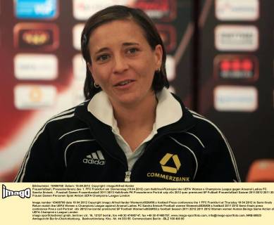 Frauenfußball, Pressekonferenz des 1. FFC Frankfurt am Donnerstag (19.04.2012) zum Halbfinal-Rückspiel der UEFA Women s Champions League gegen Arsenal Ladies FC. Sandra Smisek.