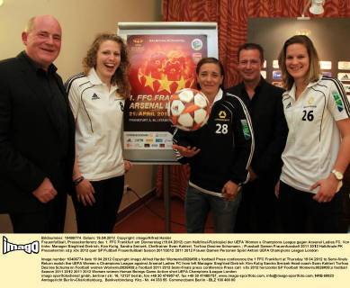 Frauenfußball, Pressekonferenz des 1. FFC Frankfurt am Donnerstag (19.04.2012) zum Halbfinal-Rückspiel der UEFA Women s Champions League gegen Arsenal Ladies FC. Von links: Manager Siegfried Dietrich, Kim Kulig, Sandra Smisek, Cheftrainer Sven Kahlert, Torfrau Desiree Schumann.