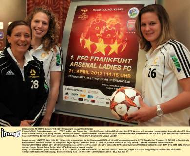 Frauenfußball, Pressekonferenz des 1. FFC Frankfurt am Donnerstag (19.04.2012) zum Halbfinal-Rückspiel der UEFA Women s Champions League gegen Arsenal Ladies FC. Von links: Sandra Smisek, Kim Kulig, Torfrau Desiree Schumann.